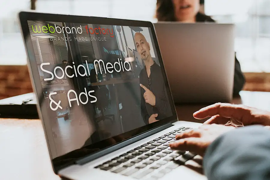 Laptop mit Händen, die tippen. Auf dem Bildschirm zeigt Sandro Renk auf das Social-Media-Paket – Symbol für gezielten Social-Media-Aufbau und Markenpräsenz.